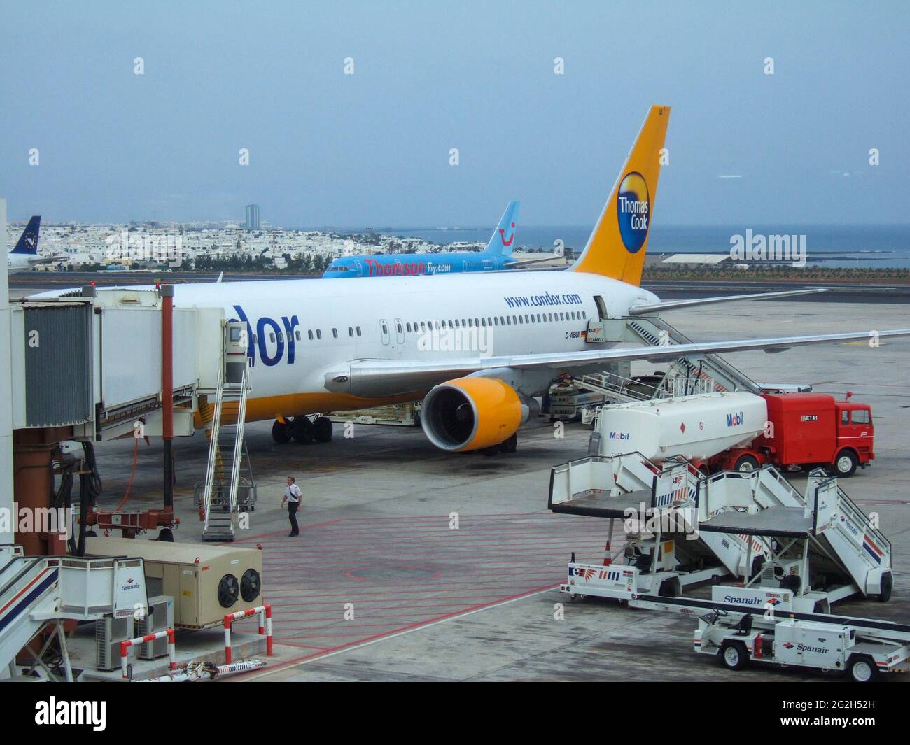 Las Palmas, Espagne: 1 octobre 2005: Un avion de la compagnie Condor (Thomas Cook) au doigt Aeropuerto César Manrique-Lanzarote, avec un peu d'airpor Banque D'Images