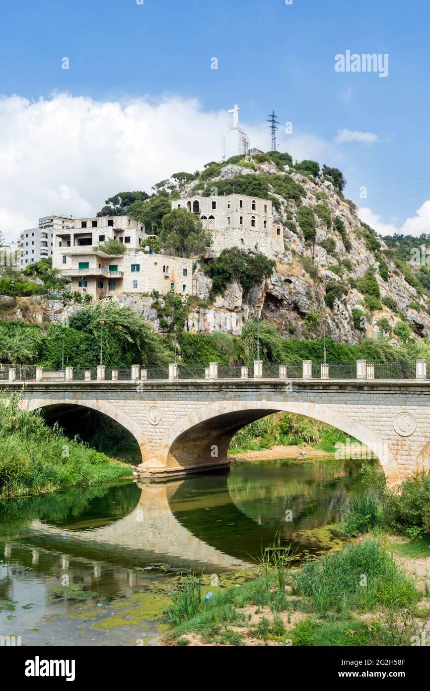 Pont historique dans la vallée de Nahr el Kalb et statue du Christ Roi, Zouk Mosbeh, Liban Banque D'Images