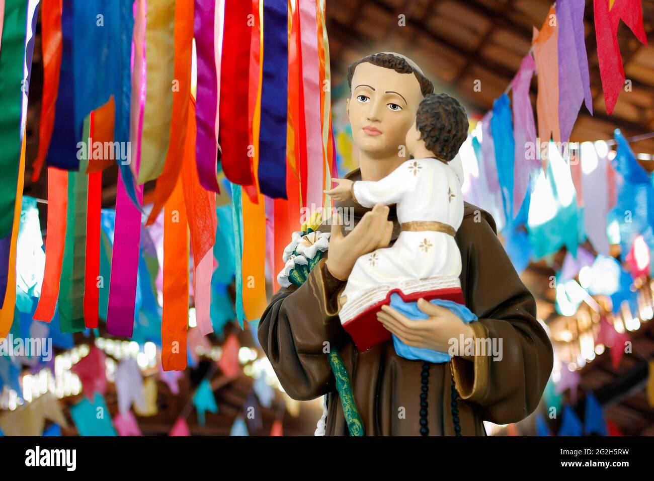 saint Anthony de lisbonne ou Saint Anthony de padoue et bébé Jésus image catholique avec drapeaux colorés de juin Banque D'Images