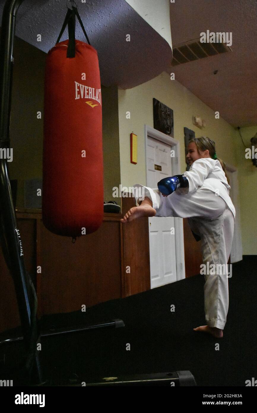 Cette action photo est de ma fille dans sa classe de karaté. Le karaté est un art martial qui met l'accent sur l'auto-discipline et d'aptitude. Banque D'Images