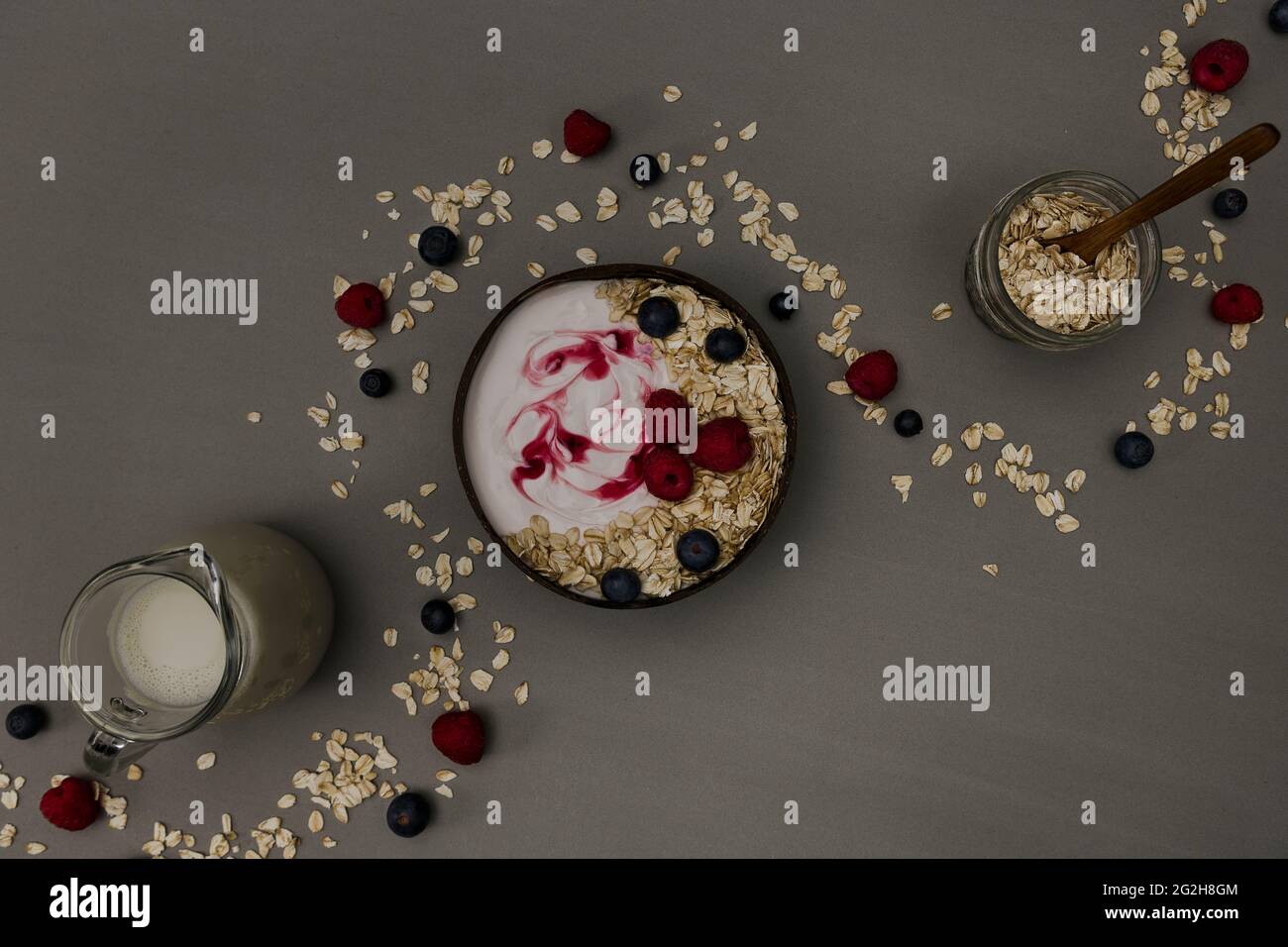 Lait d'avoine, vue de dessus, bol, verseuse, pot à maçon Banque D'Images