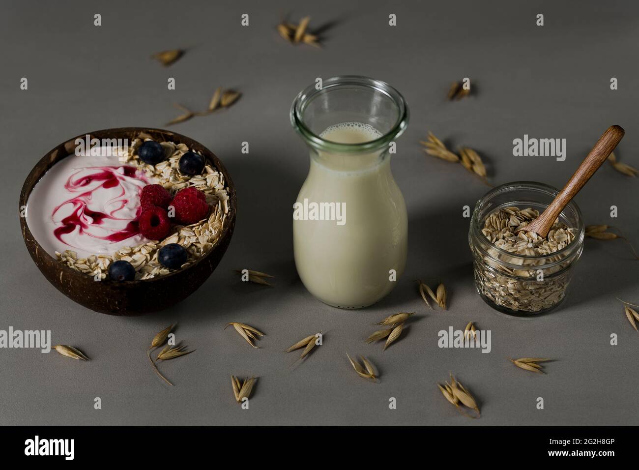 Lait d'avoine, bol, carafe, pot de maçon, cuillère Banque D'Images Lait d'avoine, bol, carafe, pot de maçon, cuillère Banque D'Images