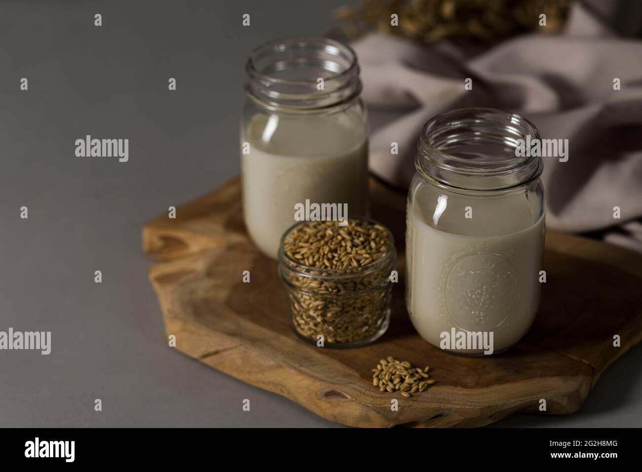 Lait d'avoine, planche, pot de maçon, serviette, épis de blé Banque D'Images Lait d'avoine, planche, pot de maçon, serviette, épis de blé Banque D'Images