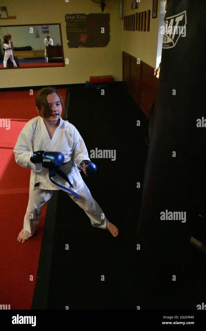 Cette action photo est de ma fille dans sa classe de karaté. Le karaté est un art martial qui met l'accent sur l'auto-discipline et d'aptitude. Banque D'Images