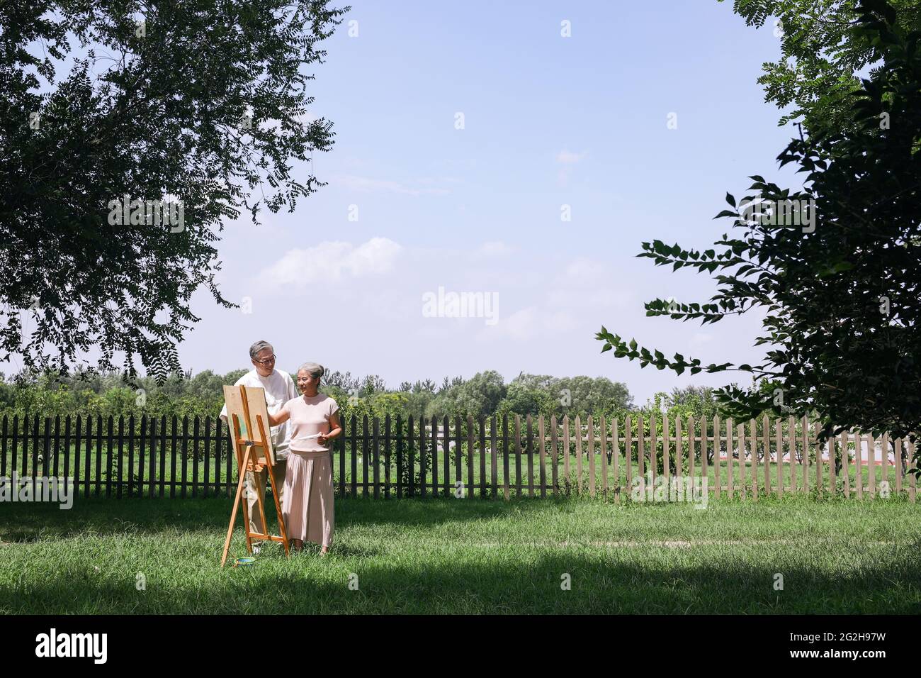 Bon vieux couple peinture dans le parc photo de haute qualité Banque D'Images