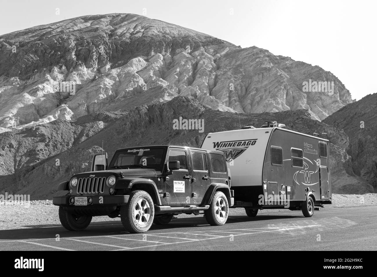Jeep et Caravan au parc national de la Vallée de la mort, Californie, États-Unis Banque D'Images