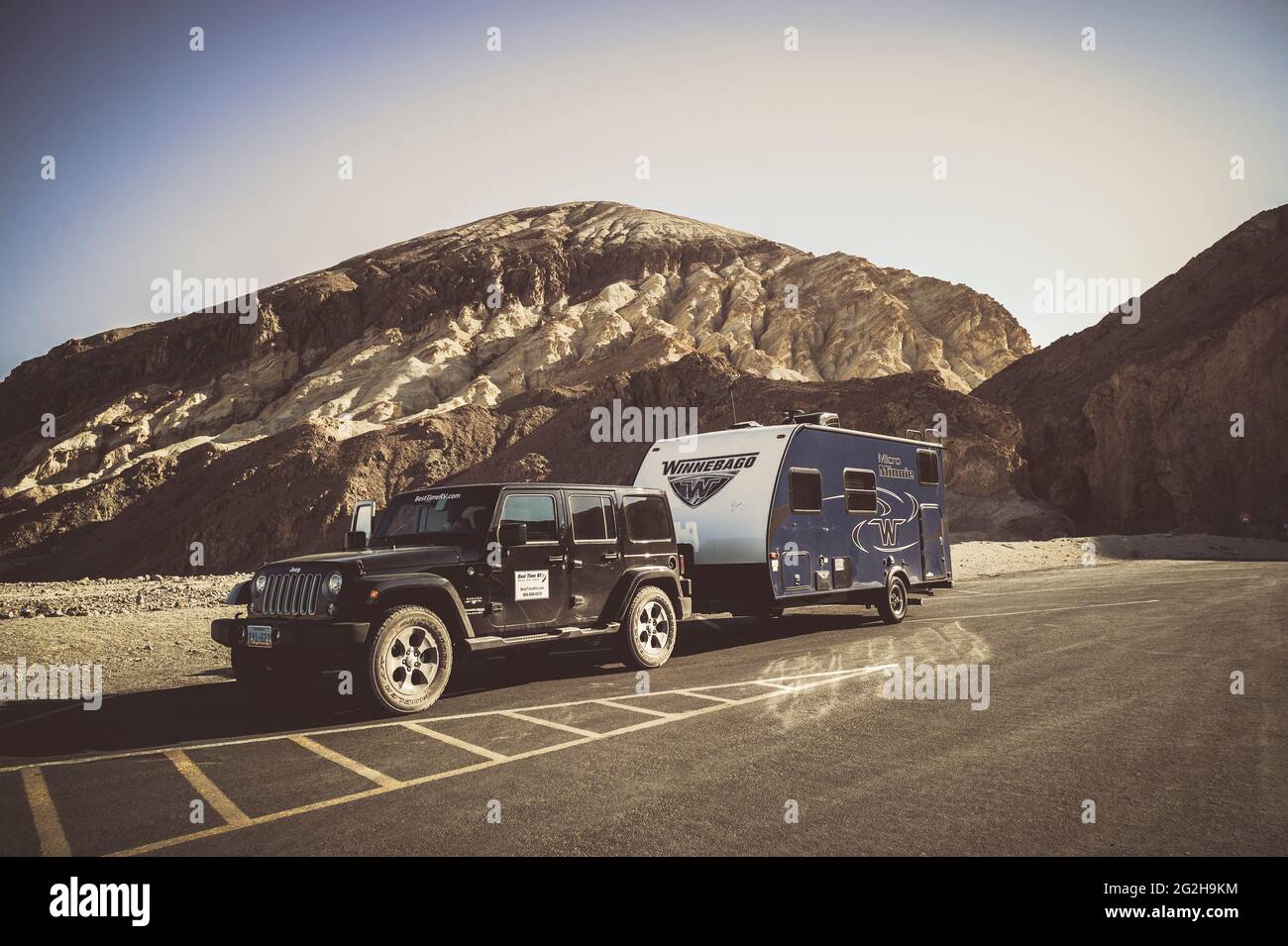 Jeep et Caravan au parc national de la Vallée de la mort, Californie, États-Unis Banque D'Images