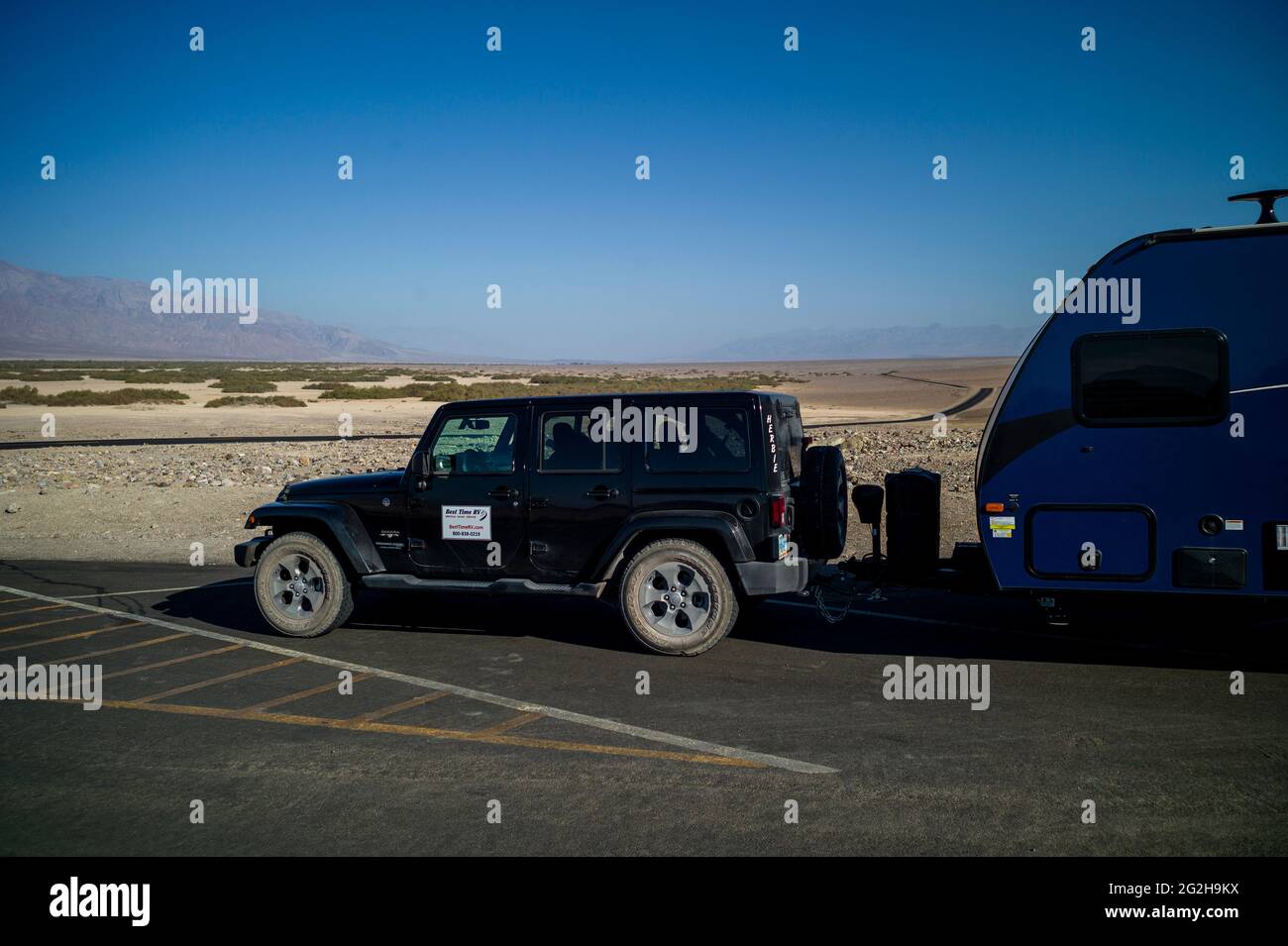 Jeep et Caravan au parc national de la Vallée de la mort, Californie, États-Unis Banque D'Images