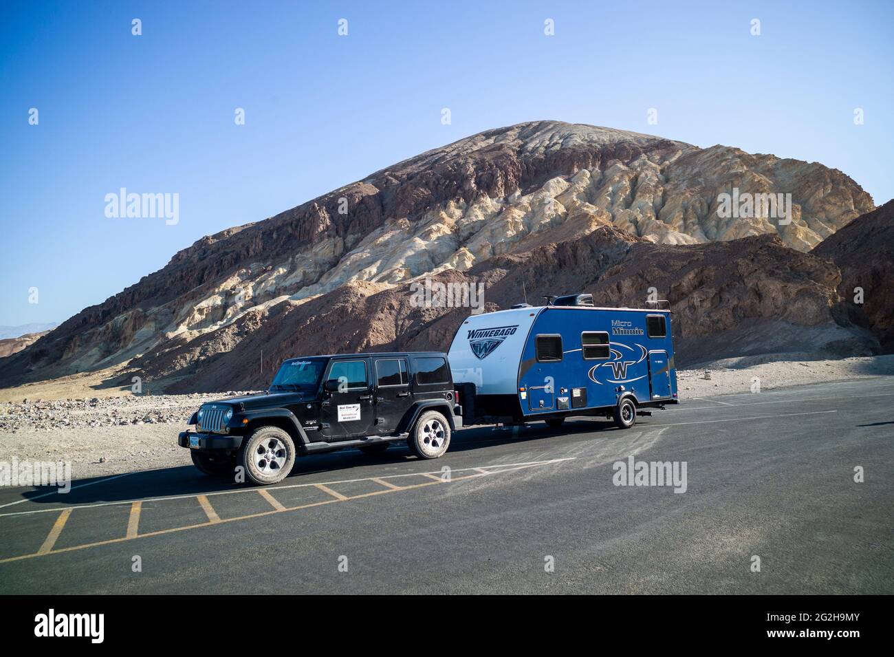 Jeep et Caravan au parc national de la Vallée de la mort, Californie, États-Unis Banque D'Images
