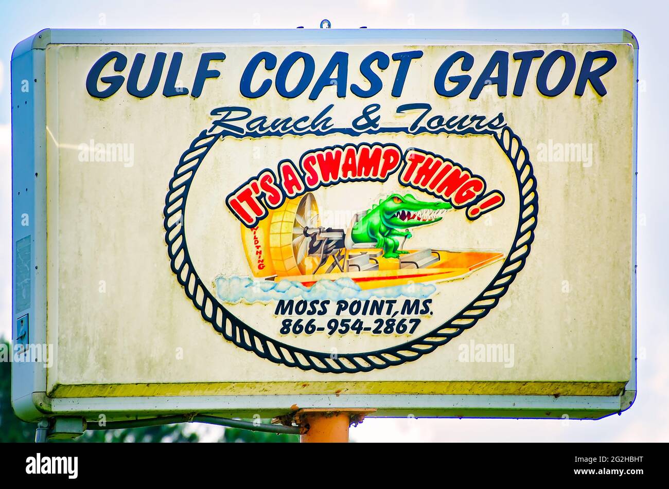 Le panneau Gulf Coast Gator Ranch and Tours présente un alligator conduisant un hydroglisseur, le 9 juin 2021, à Moss point, Mississippi. Banque D'Images