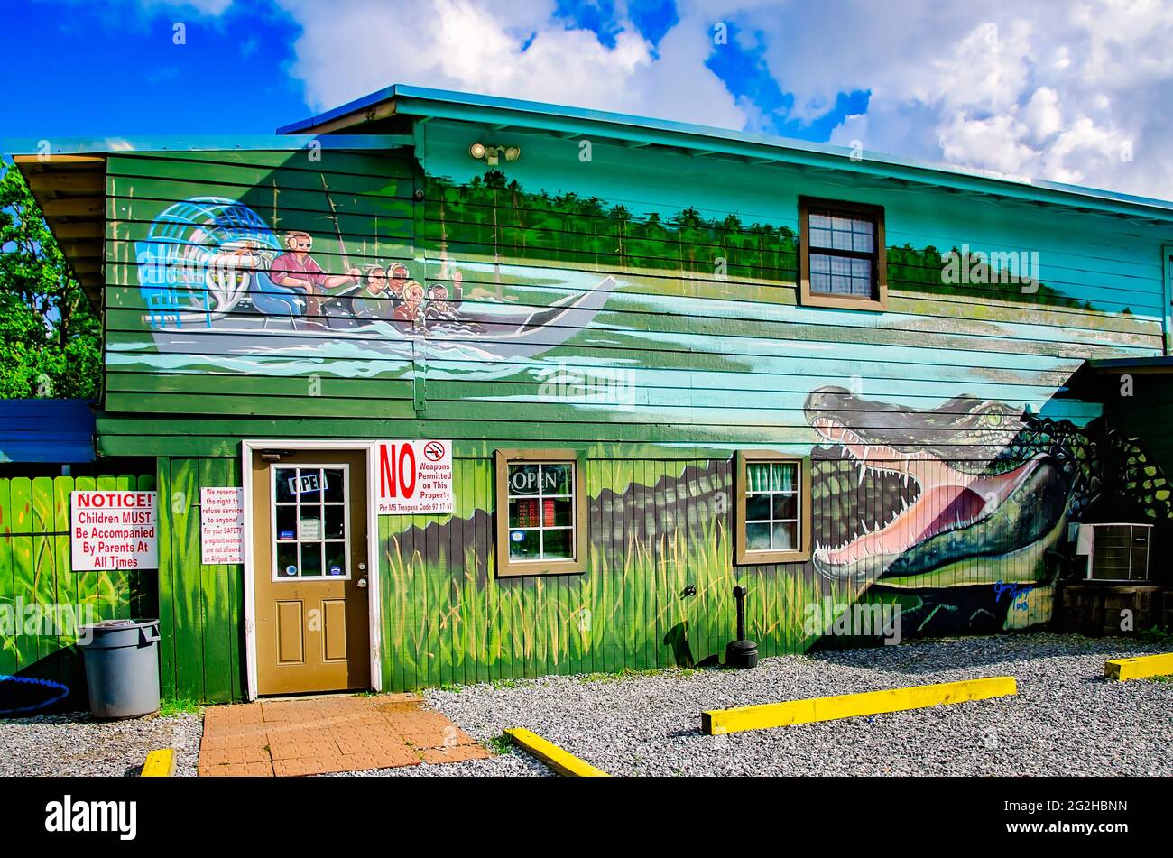 Le bâtiment Gulf Coast Gator Ranch and Tours présente une fresque d'alligators, le 9 juin 2021, à Moss point, Mississippi. Banque D'Images