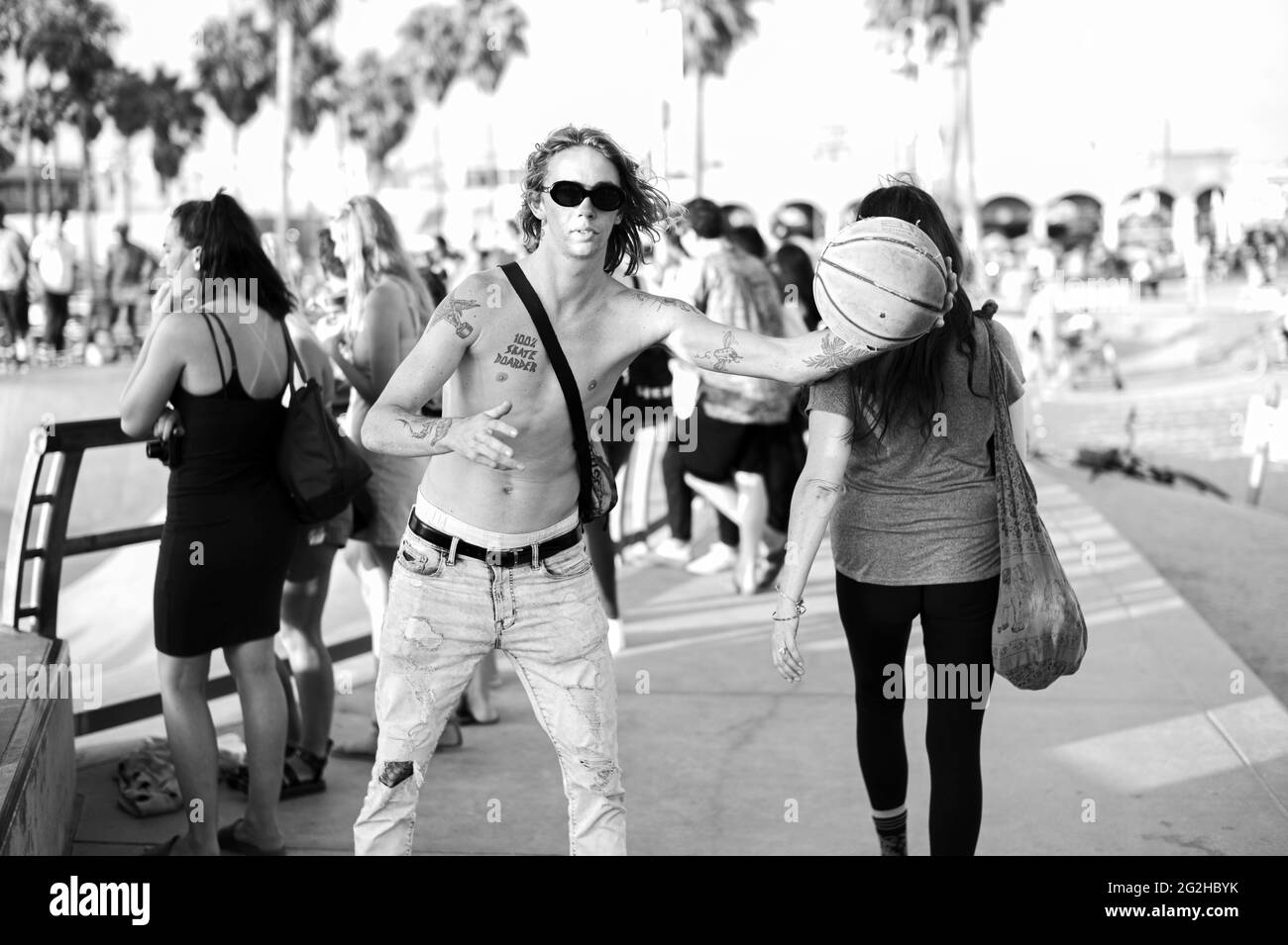 Un gars avec un panier de balle à Venice Beach à Los Angeles, Californie, Etats-Unis Banque D'Images
