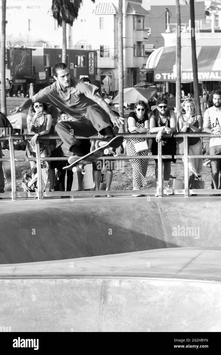 Les patineurs et le style de vie au Venice Beach Skate Park à Santa Monica - Los Angeles, Californie, Etats-Unis Banque D'Images