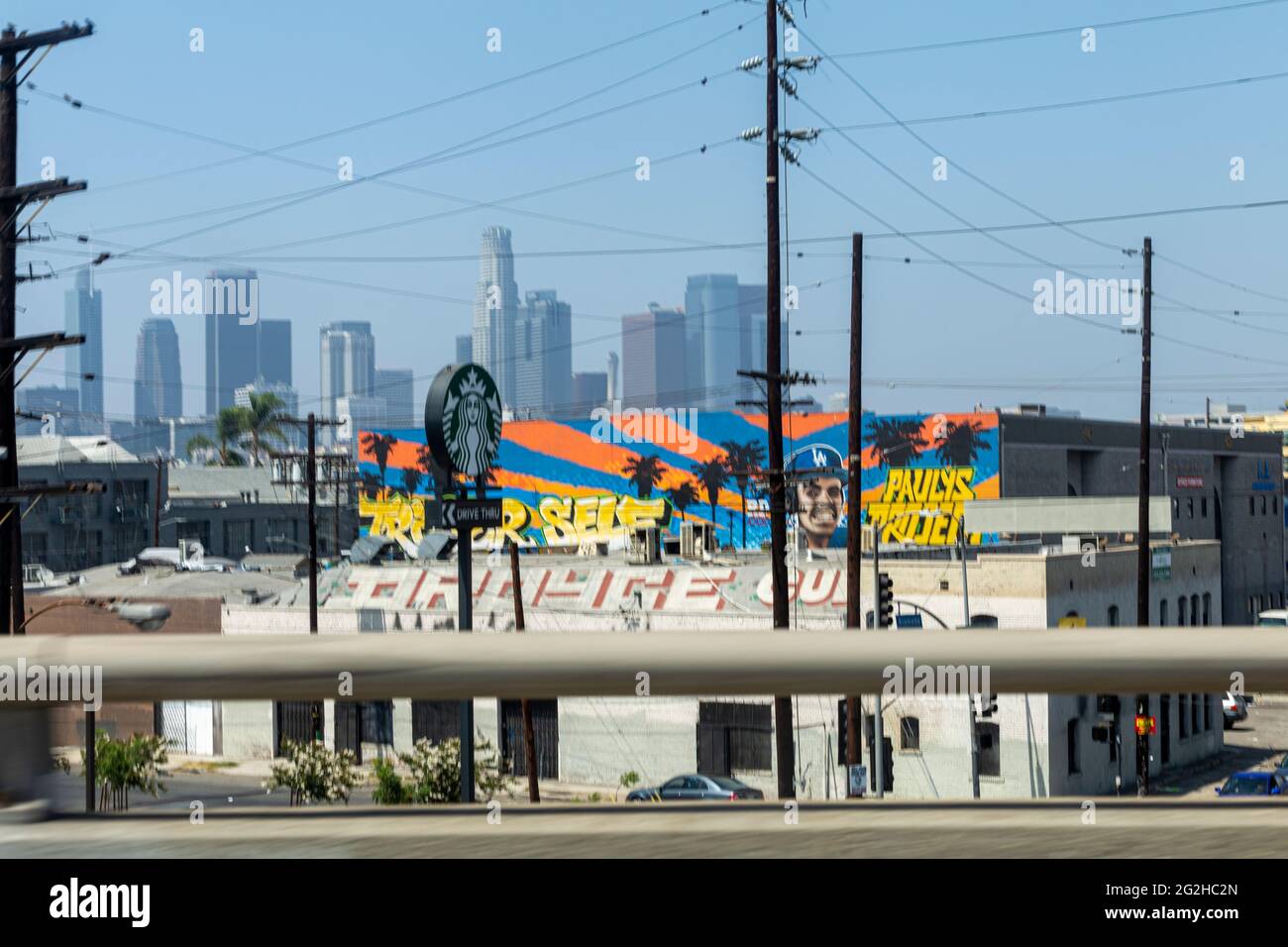 Los Angeles, centre-ville, vue depuis la voiture sur l'Interstate 10/Santa Monica Freeway. Los Angeles, Califonia, États-Unis Banque D'Images