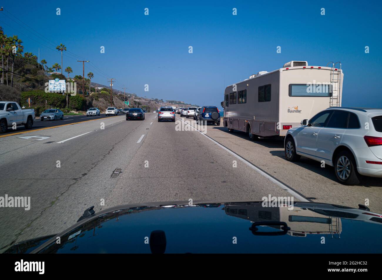 Conduite sur la Pacific Coast Highway entre Malibu et Los Angeles, Californie, États-Unis Banque D'Images