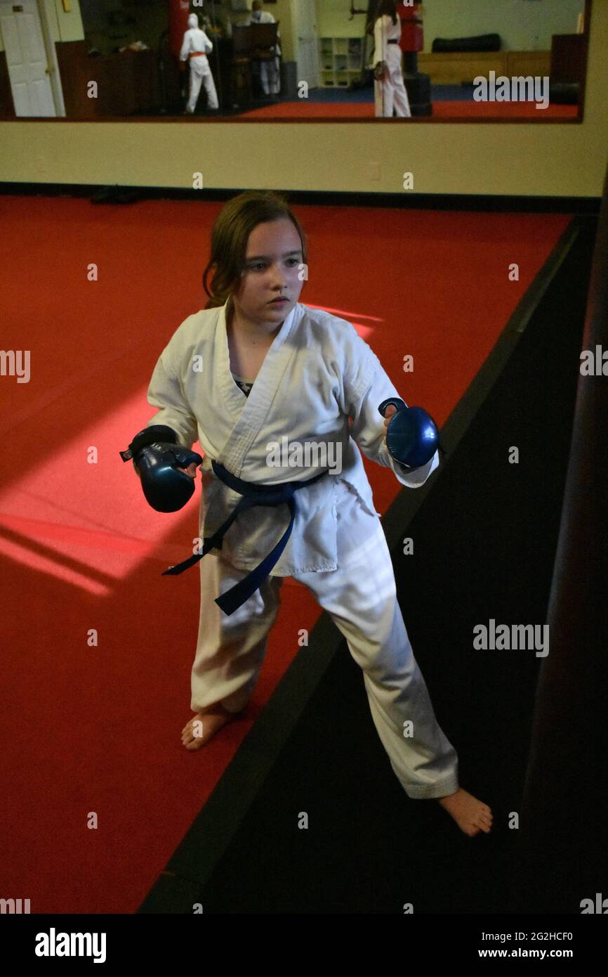 Cette action photo est de ma fille dans sa classe de karaté. Le karaté est un art martial qui met l'accent sur l'auto-discipline et d'aptitude. Banque D'Images