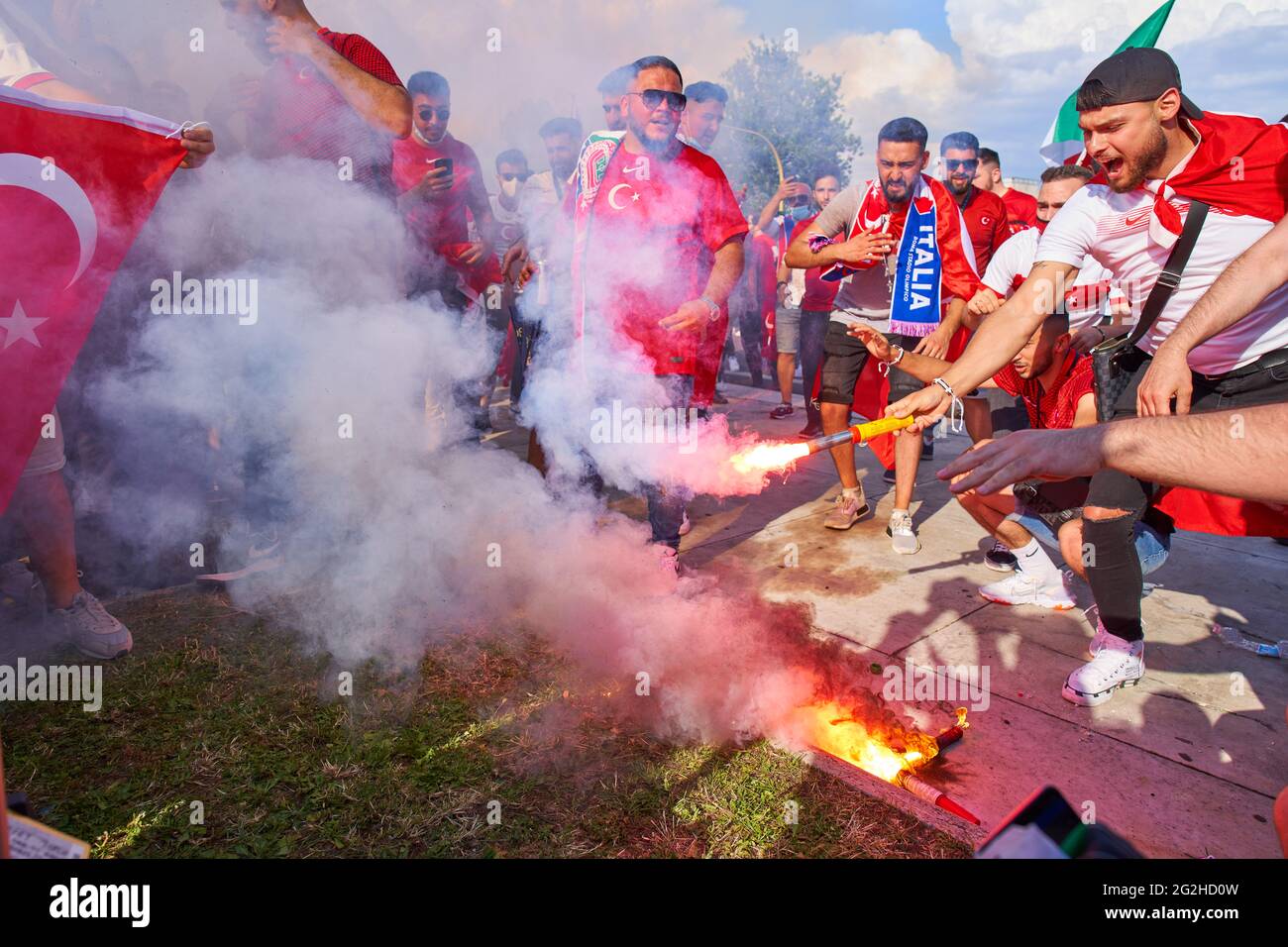 Les fans turcs au Stadion olympique de Rome avant le match TURQUIE - ITALIE Championnat d'Europe de football 2020, saison 2021 2020/2021 ROME, ITALIE, 11 JUIN 2021. © Peter Schatz / Alamy Live News Banque D'Images