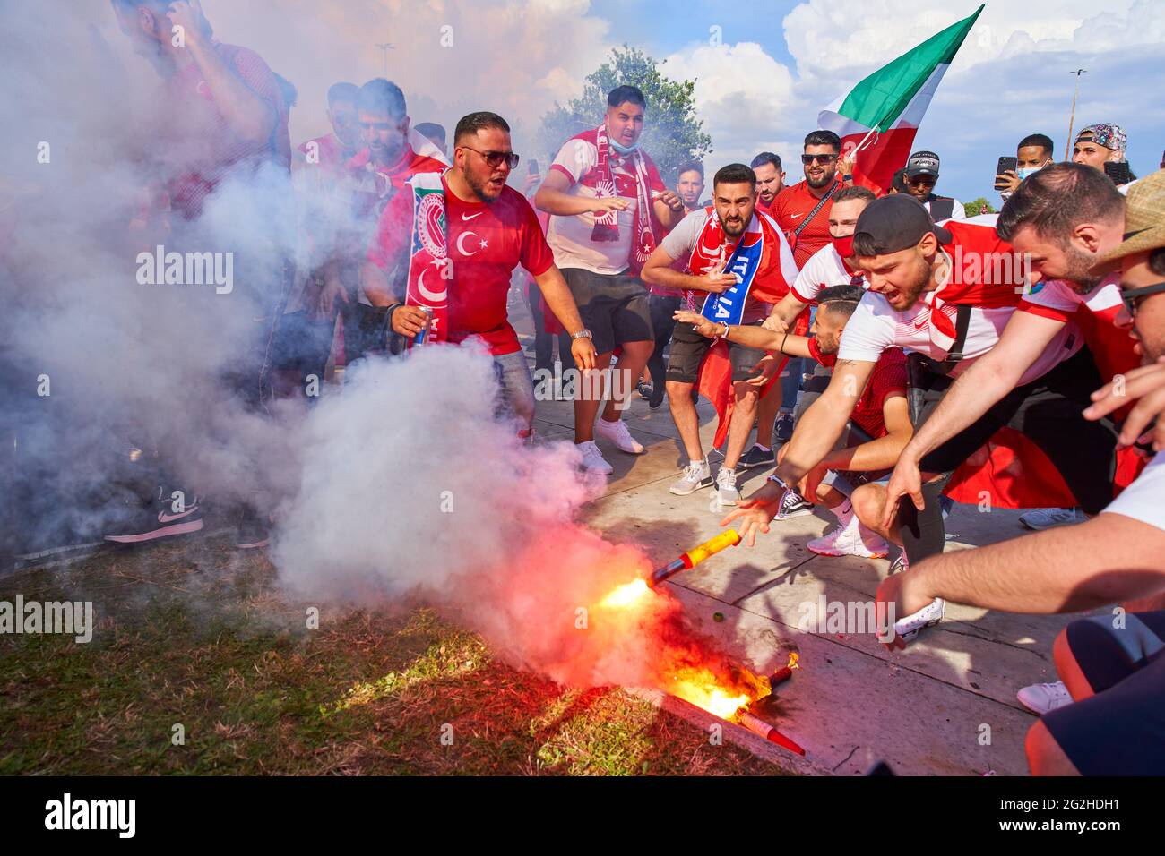 Rome, Italie. 11 juin 2021. Les fans turcs et italiens du Stadion olympique de Rome avant le match CHAMPIONNAT D'Europe DE football TURQUIE - ITALIE 2020, saison 2021 2020/2021 ROME, ITALIE, 11 JUIN 2021. Credit: Peter Schatz/Alay Live News Banque D'Images