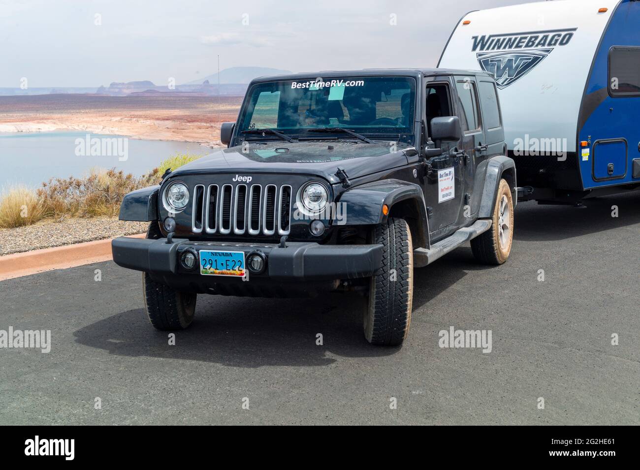 Le parking pour jeep Wrangler se trouve à proximité du lac Powell, Utah, États-Unis Banque D'Images