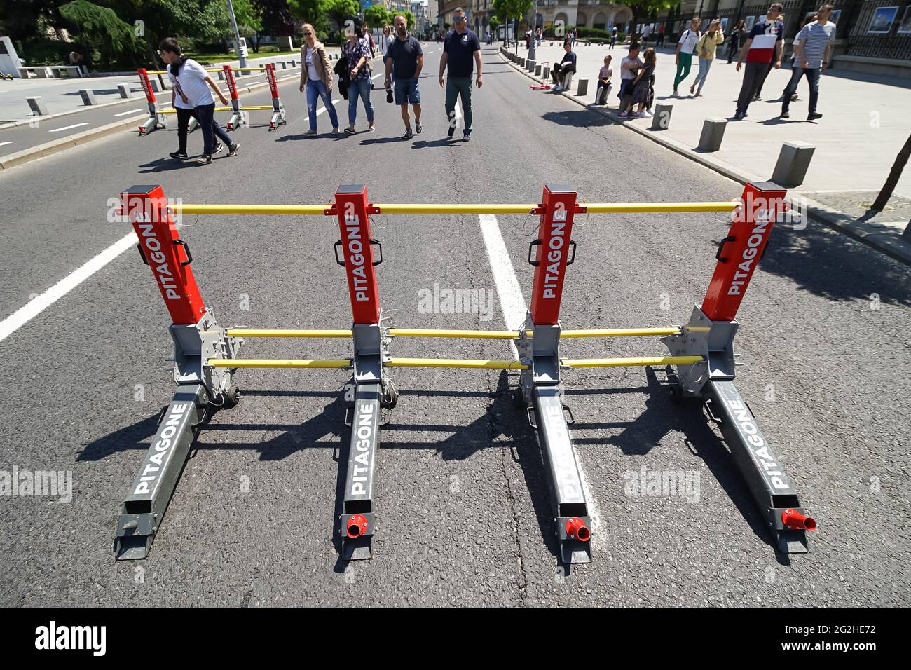 Bucarest, Roumanie - 08 juin 2021 : barrière anti-terroriste pour véhicule mobile Pitagone F11 sur Calea Victoriei. Plusieurs rues sont fermées à la circulation de voitures et Banque D'Images