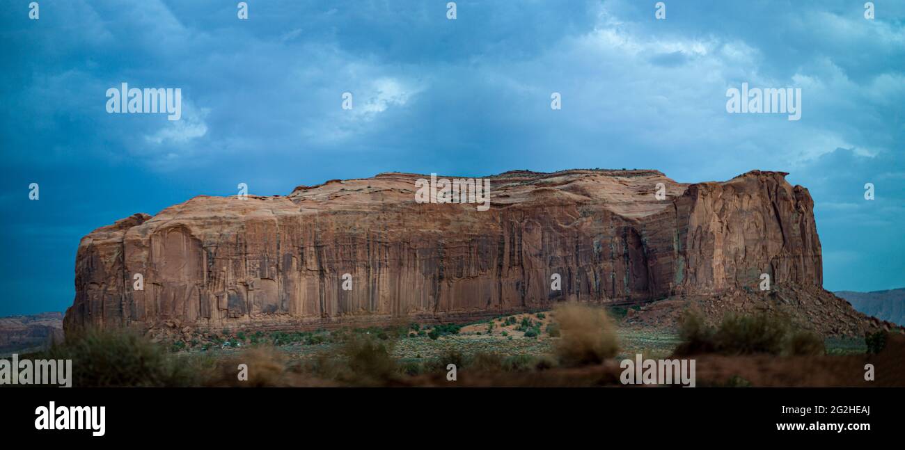 Le paysage unique de Monument Valley, Utah, États-Unis au coucher du soleil dans la soirée. Sentinel Mesa Banque D'Images