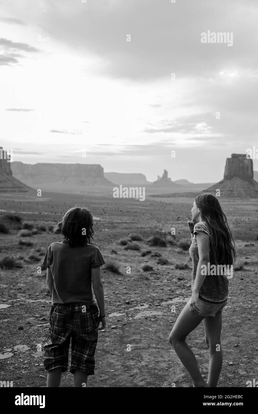 Garçon et fille sont heureux en raison de la grande vue classique de Monument Valley depuis Artist point. Monument Valley Navajo Tribal Park, Utah et Arizona, États-Unis à l'intérieur de Monument Valley Banque D'Images