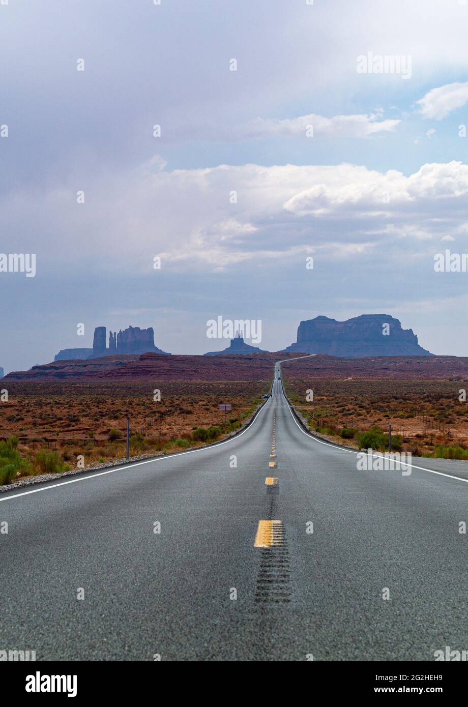 Vue spectaculaire de Monument Valley depuis le célèbre Forrest Gump point (Mexican Hat, US-163), Utah, États-Unis. C'est la scène dans le film où Forrest s'arrête finalement après avoir exécuté tous les jours pendant quelques années. Banque D'Images