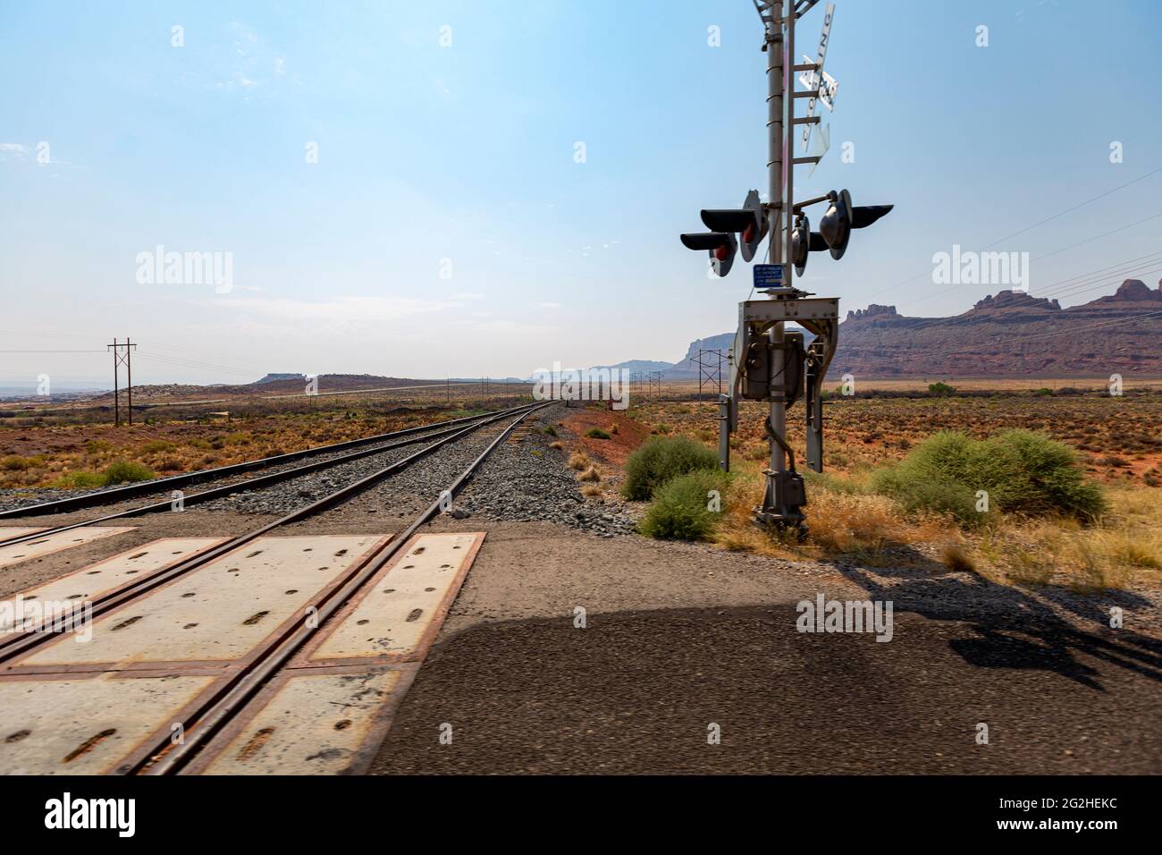 Vue panoramique sur l'UT-313 avec une jeep wrangler et caravane / remorque. Moab, Utah, États-Unis Banque D'Images