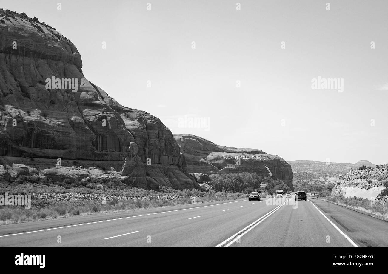Hole 'N' The Rock - attraction avec une maison sculptée dans un énorme rocher de grès, ainsi qu'une boutique de souvenirs et un zoo. Moab, Utah, États-Unis Banque D'Images
