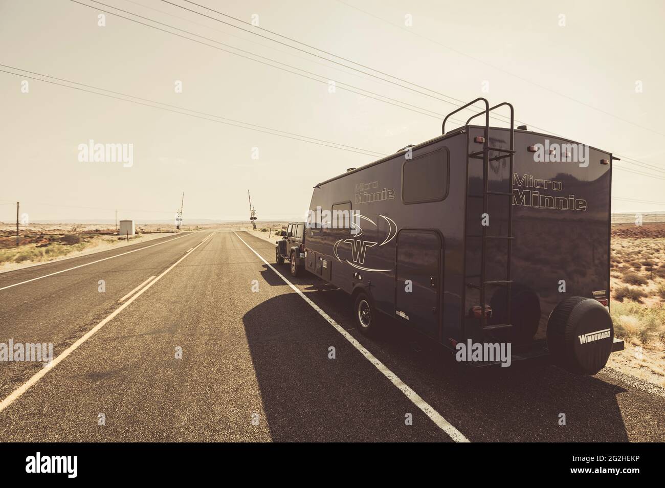 Vue panoramique sur l'UT-313 avec une jeep wrangler et caravane / remorque. Moab, Utah, États-Unis Banque D'Images