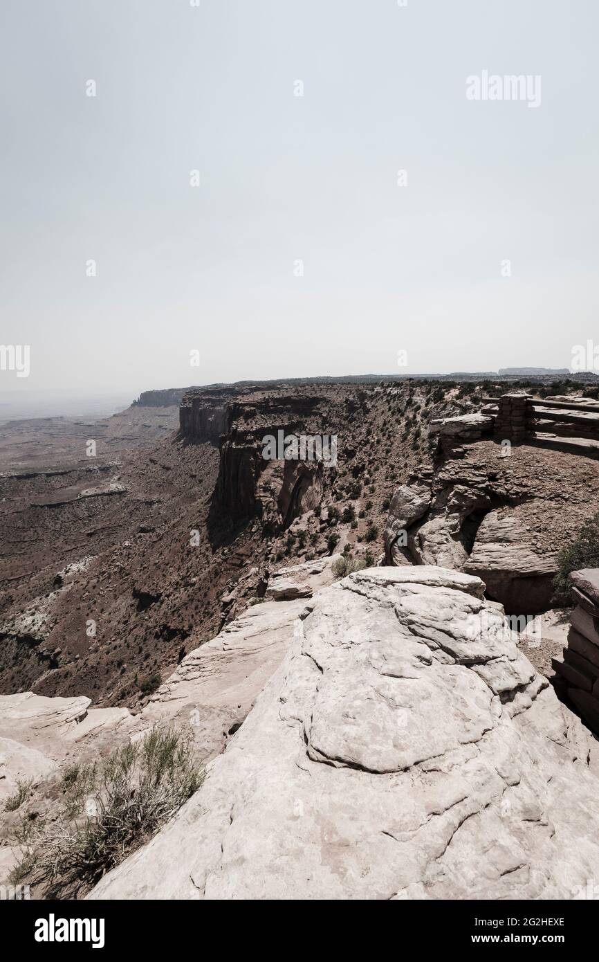 Buck Canyon Overlook, parc national de Canyonlands, Utah, États-Unis. Endroit pittoresque orienté à l'est offrant des vues panoramiques sur les mesas et un profond canyon du fleuve Colorado. Banque D'Images