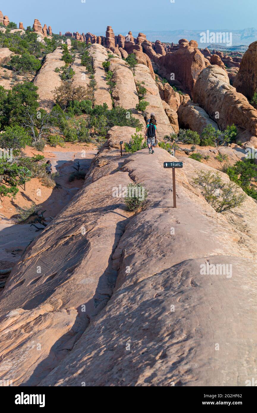 L'aventure attend des touristes, des randonneurs et des amateurs de sensations fortes dans Devils Garden, l'un des meilleurs endroits du parc. Vous y trouverez des arches, des flèches et une grande concentration de parois rocheuses étroites appelées « nageoires ». Les palmes finissent par s'éroder et par céder la place à la formation d'arches comme Landscape Arch, le joyau de la couronne de Devils Garden. Banque D'Images