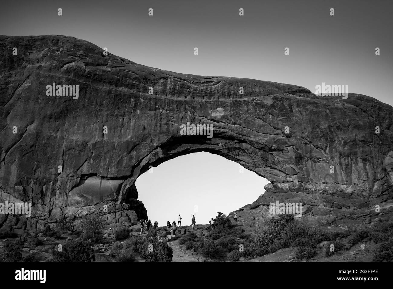 Arche de la fenêtre nord. Arche sur le côté nord des fenêtres, une nageoire en grès avec 2 immenses ouvertures en forme d'œil dans le parc national d'Arches, près de Moab dans l'Utah, aux États-Unis. Banque D'Images