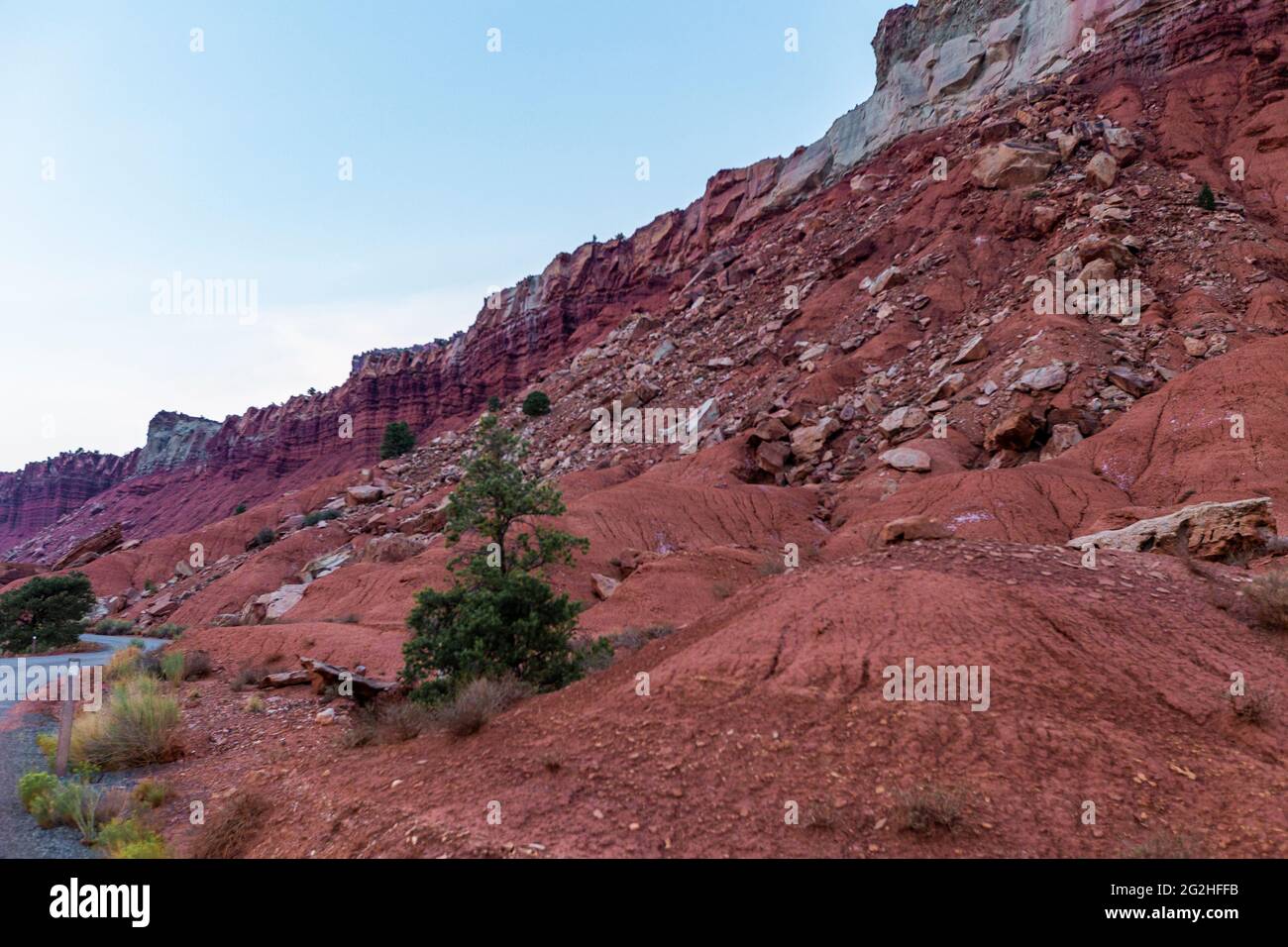 Sur la célèbre route panoramique du parc national de Capitol Reef, Utah, États-Unis. route pavée de 7.9 km (12.7 mi), adaptée aux véhicules de tourisme. Environ une heure et demie de trajet aller-retour pour conduire le Scenic Drive et les deux routes en terre, Grand Wash et Capitol gorge. Ces routes d'éperon de terre entrent dans les canyons et mènent à des remorqueuses, et sont habituellement adaptées pour les voitures de tourisme et les véhicules de camping de 27 pieds de longueur.à côté de Pectols Pyramid et Golden Throne. Banque D'Images