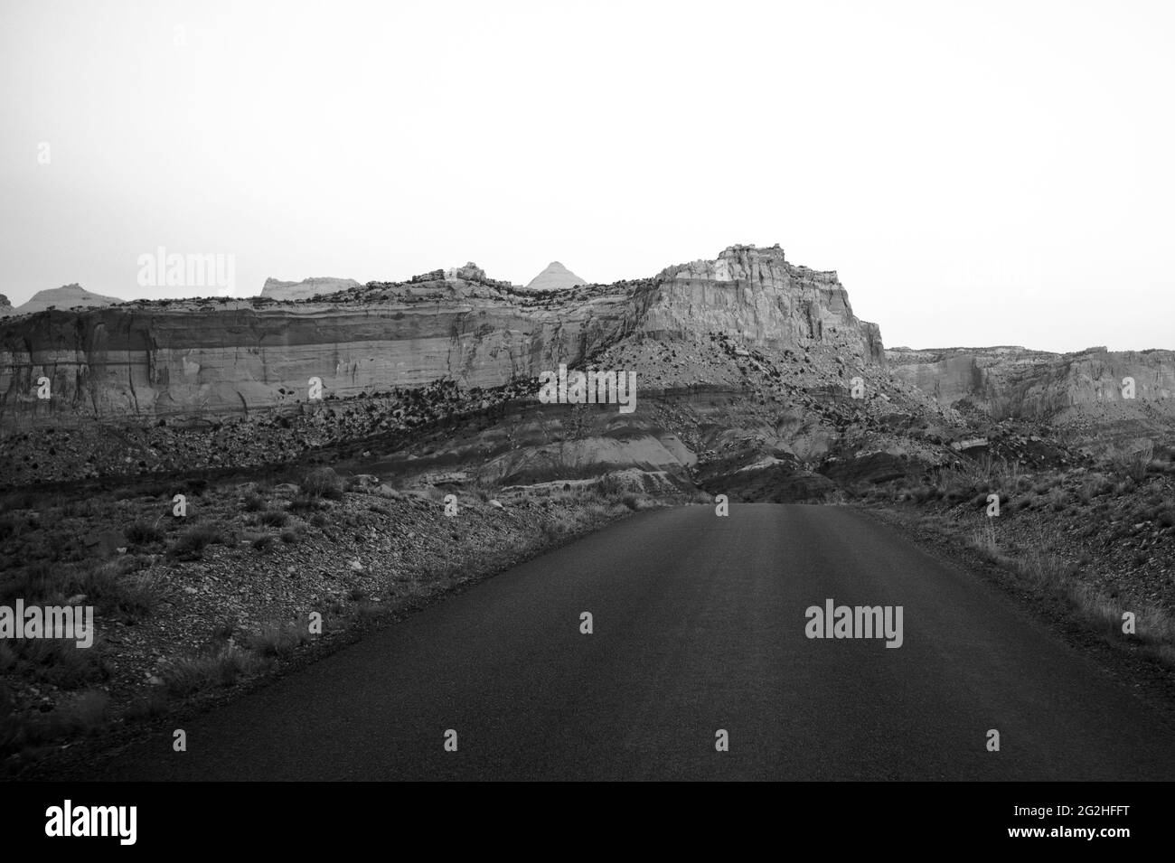 Sur la célèbre route panoramique du parc national de Capitol Reef, Utah, États-Unis. route pavée de 7.9 km (12.7 mi), adaptée aux véhicules de tourisme. Environ une heure et demie de trajet aller-retour pour conduire le Scenic Drive et les deux routes en terre, Grand Wash et Capitol gorge. Ces routes d'éperon de terre entrent dans les canyons et mènent à des remorqueuses, et sont habituellement adaptées pour les voitures de tourisme et les véhicules de camping de 27 pieds de longueur.à côté de Pectols Pyramid et Golden Throne. Banque D'Images