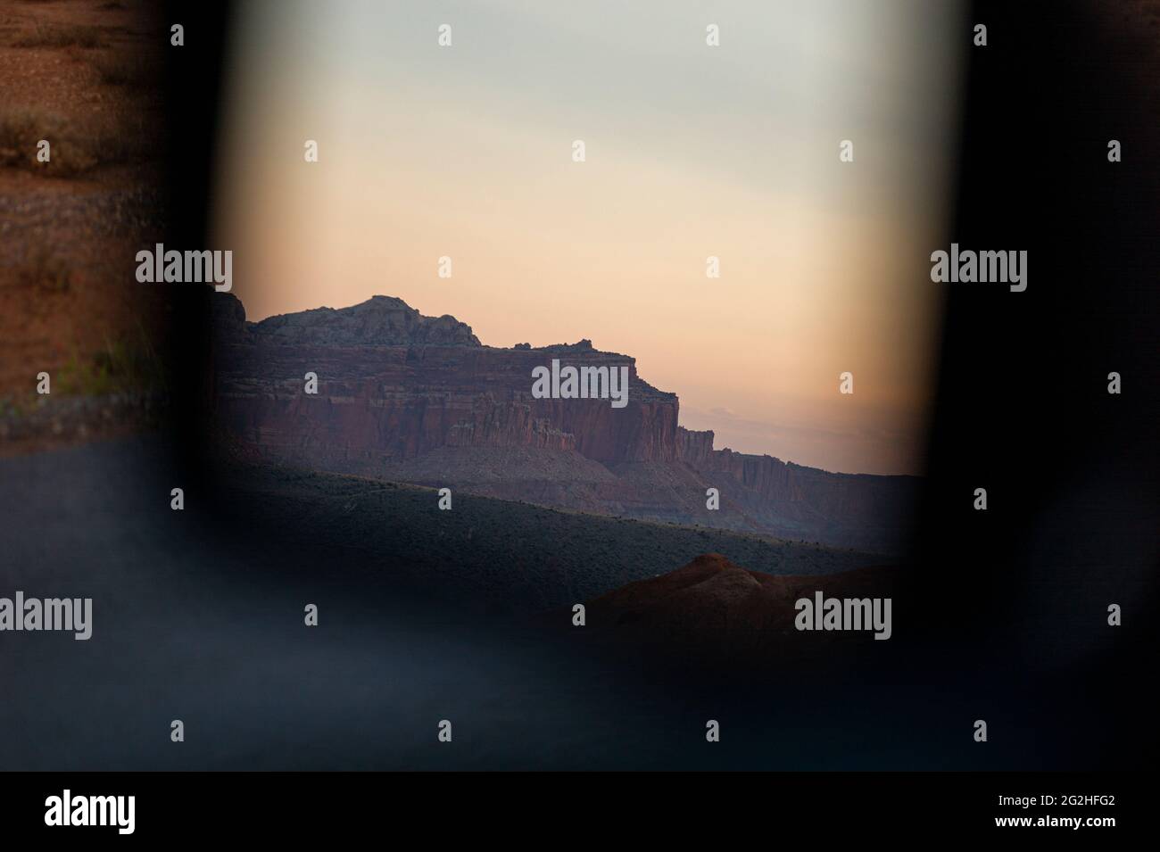 Sur la célèbre route panoramique du parc national de Capitol Reef, Utah, États-Unis. route pavée de 7.9 km (12.7 mi), adaptée aux véhicules de tourisme. Environ une heure et demie de trajet aller-retour pour conduire le Scenic Drive et les deux routes en terre, Grand Wash et Capitol gorge. Ces routes d'éperon de terre entrent dans les canyons et mènent à des remorqueuses, et sont habituellement adaptées pour les voitures de tourisme et les véhicules de camping de 27 pieds de longueur.à côté de Pectols Pyramid et Golden Throne. Banque D'Images