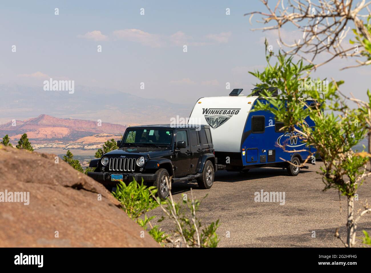 Parking Jeep et Caravan au Vista point Larb Hollow Overlook, comté de Garfield, Utah, États-Unis. Banque D'Images
