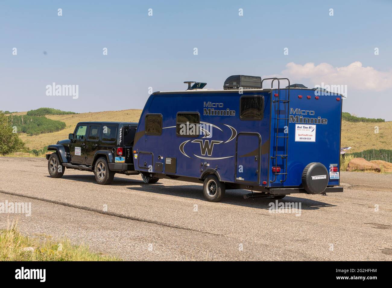 Parking Jeep et Caravan à a Vista point près de Boulder, Utah, États-Unis. Banque D'Images