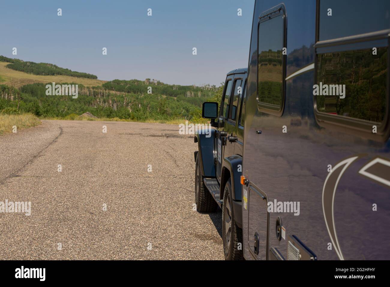Parking Jeep et Caravan à a Vista point près de Boulder, Utah, États-Unis. Banque D'Images