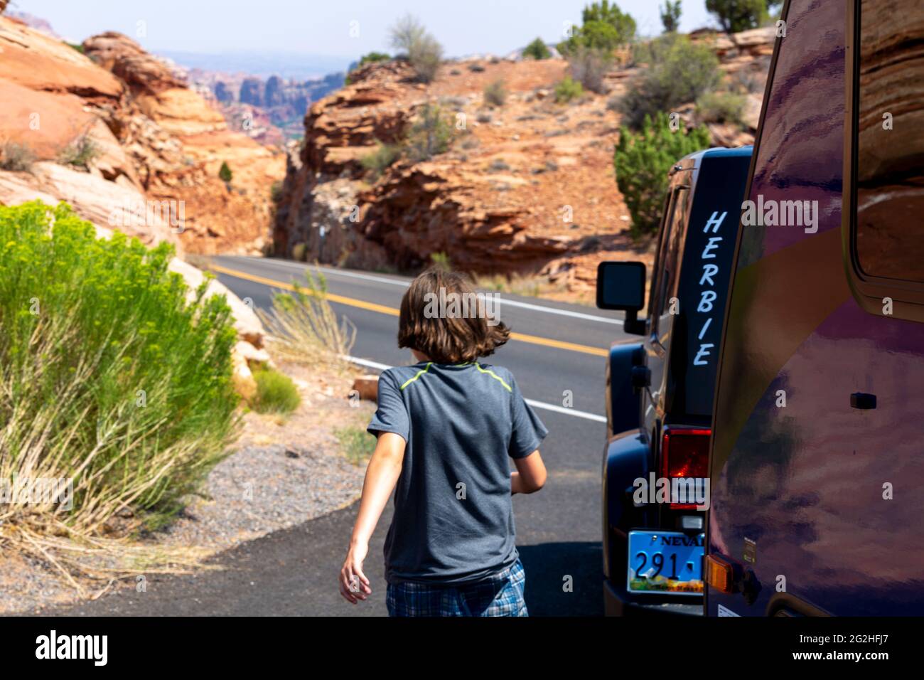 Parking Jeep et Caravan à Scenic Spot près de la rivière Escalante à Escalante, Utah, États-Unis Banque D'Images