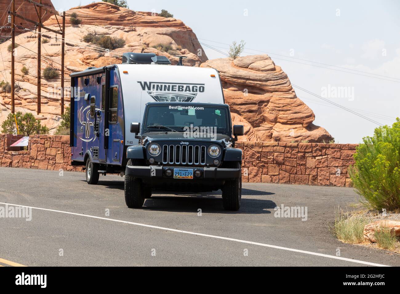 Parking Jeep et Caravan à Scenic Spot près de la rivière Escalante à Escalante, Utah, États-Unis Banque D'Images