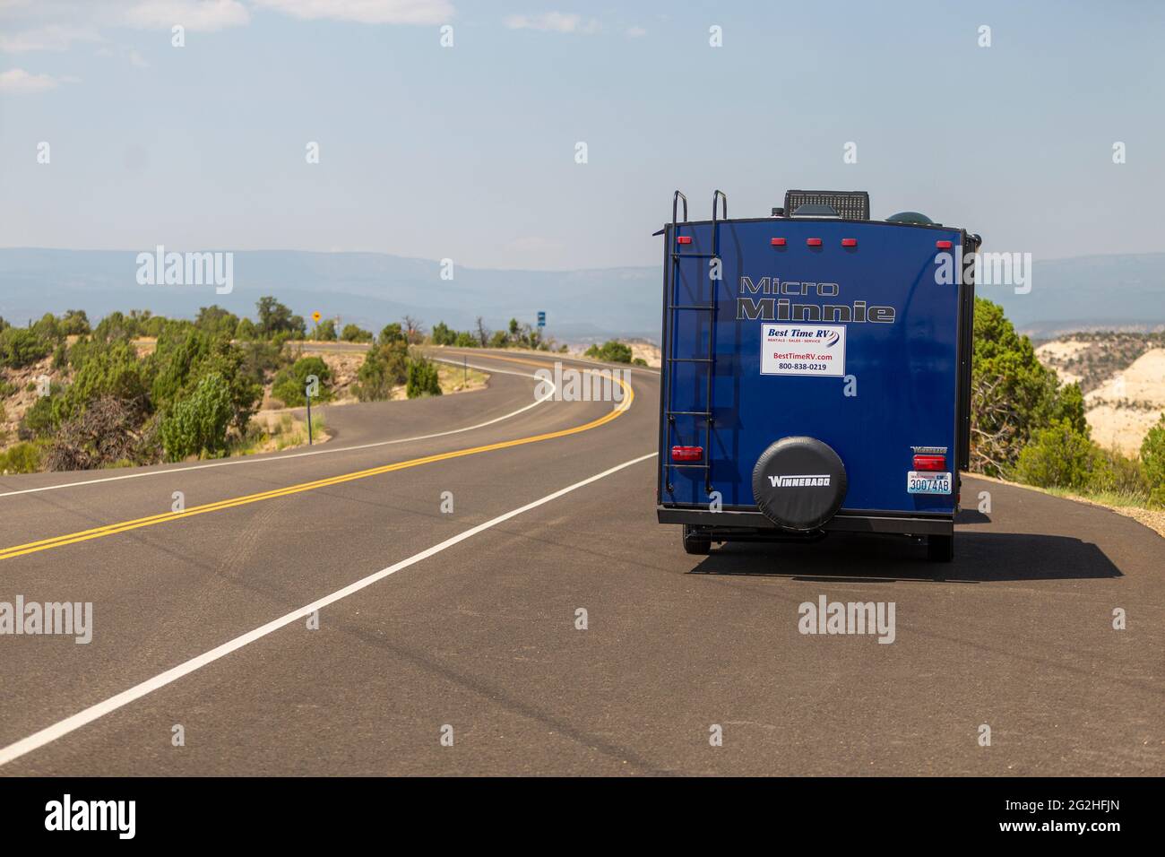 Parking Jeep et Caravan au Hogback - a Vista point près de Boulder, Utah, États-Unis. Banque D'Images