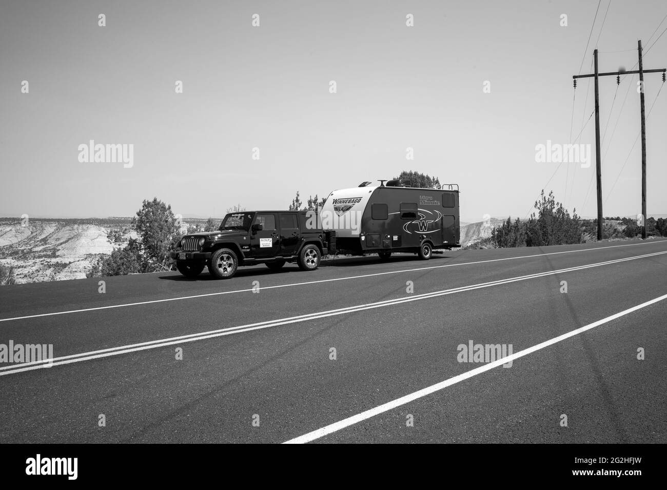 Parking Jeep et Caravan au Hogback - a Vista point près de Boulder, Utah, États-Unis. Banque D'Images