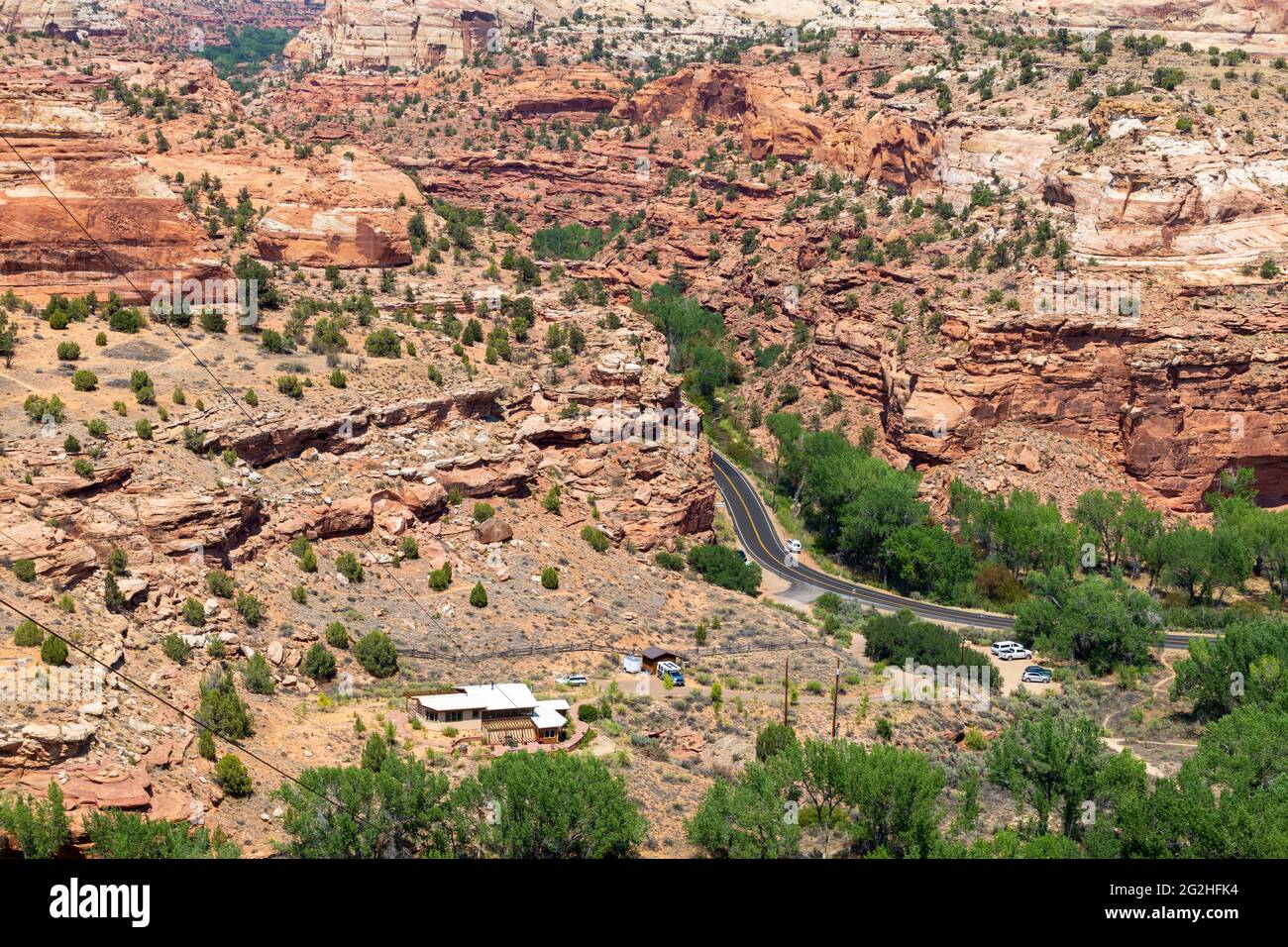 Parking Jeep et Caravan à Scenic Spot près de la rivière Escalante à Escalante, Utah, États-Unis Banque D'Images