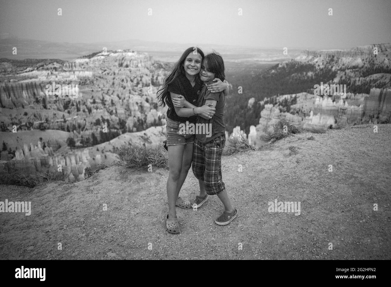Garçon et fille appréciant la vie et la nature coucher de soleil à Sunset point dans le parc national de Bryce Canyon, Utah, États-Unis Banque D'Images