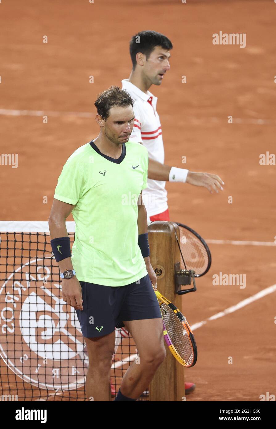 Paris, France. 11 juin 2021. Novak Djokovic, de Serbie, se serre la main  avec Rafael Nadal, d'Espagne, après sa demi-finale victoire au cours du  jour 13 de Roland-Garros 2021, French Open 2021,