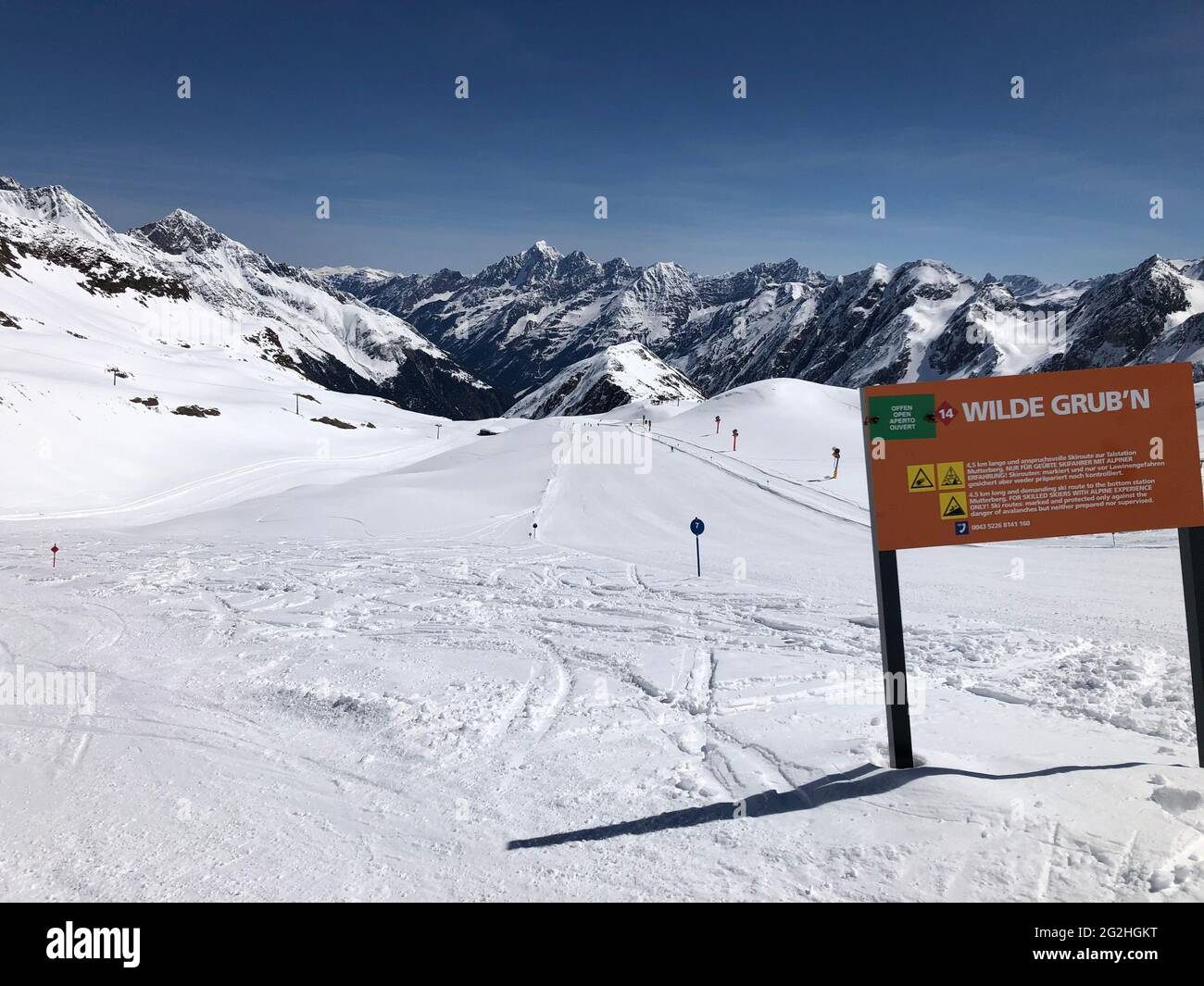 Domaine skiable du glacier de Stubai, panneau route de ski de Wilde Grubn, chemin de fer du glacier de Stubai, vallée de Mutterberg, vallée de Stubai, Alpes de Stubai, Habicht, paysage d'hiver, montagnes, Fernautal, Neustift, Tyrol, Autriche Banque D'Images