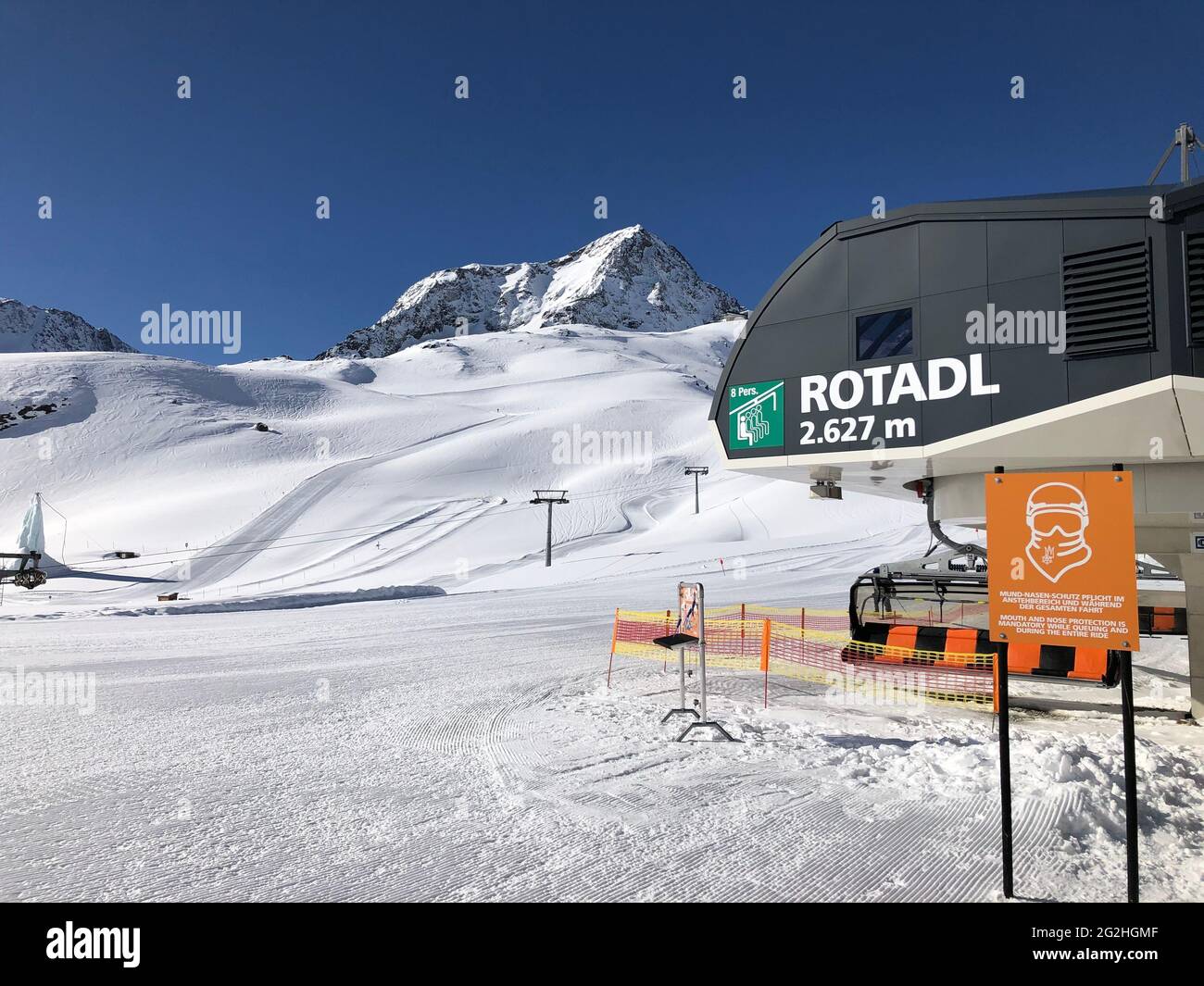 Domaine skiable du glacier de Stubai, télésiège Rotadl à 8 places, panneau de protection obligatoire de la bouche et du nez, chemin de fer du glacier de Stubai, Schaufelspitze, Mutterbergtal, vallée de Stubai, Alpes de Stubai, Fernautal, Neustift, Tyrol, Autriche Banque D'Images Domaine skiable du glacier de Stubai, télésiège Rotadl à 8 places, panneau de protection obligatoire de la bouche et du nez, chemin de fer du glacier de Stubai, Schaufelspitze, Mutterbergtal, vallée de Stubai, Alpes de Stubai, Fernautal, Neustift, Tyrol, Autriche Banque D'Images