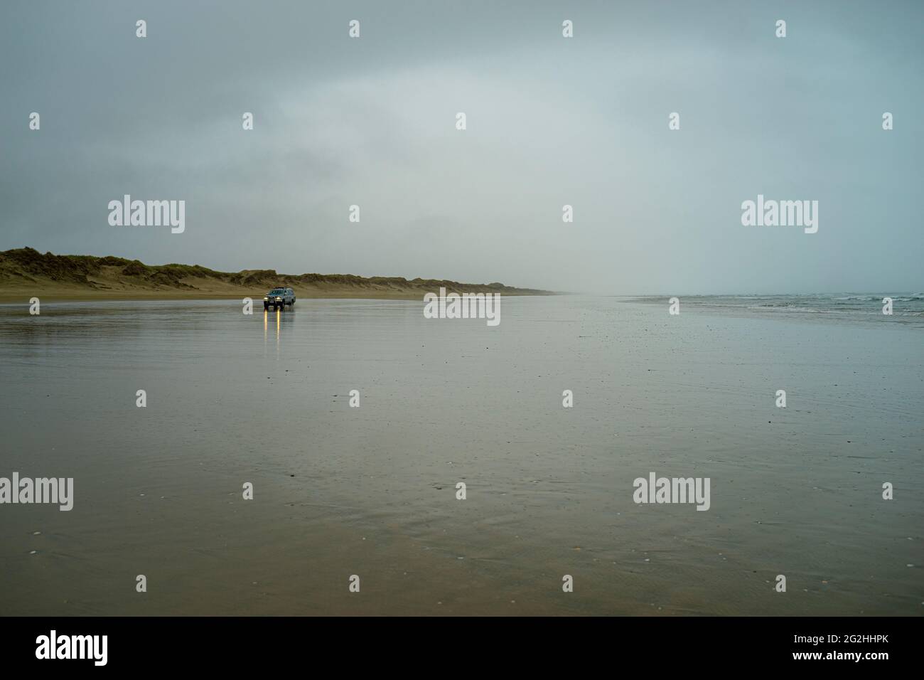 Les 4x4 conduisent par mauvais temps à 90 miles Beach, dans la province de Northland, dans l'île du Nord, en Nouvelle-Zélande Banque D'Images