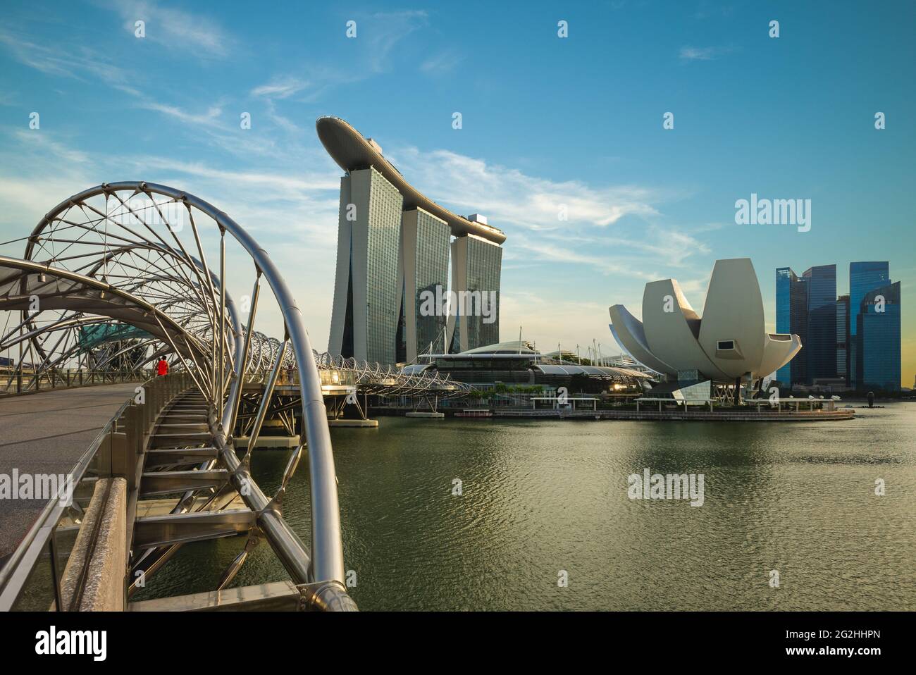 6 février 2020 : vue panoramique de la baie de la marina avec le célèbre monument de singapour, le sable, l'hélice et le musée des sciences de l'art. Marina Bay est une baie Banque D'Images
